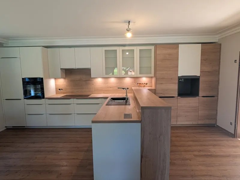 Küche mit Eichenrückwand, Beleuchtung und Theke