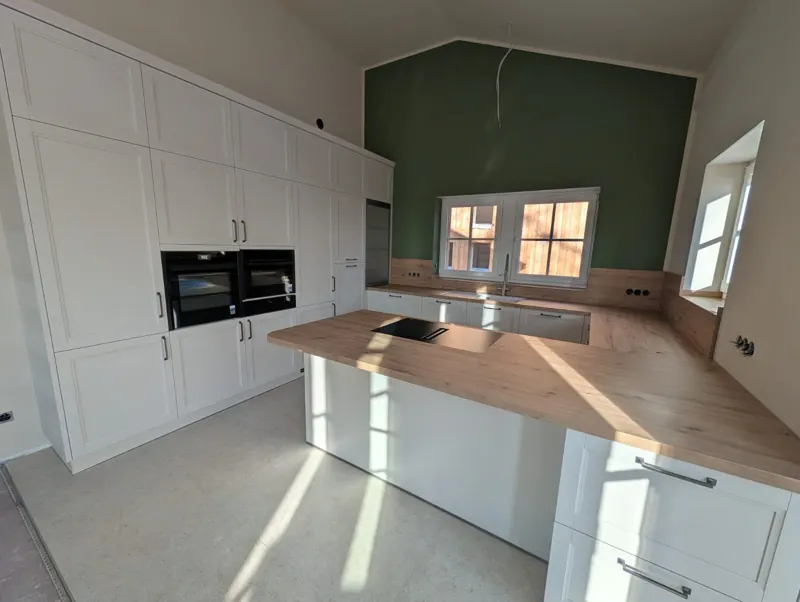 Landhausküche mit Kochinsel und Einbaugeräten