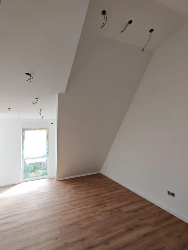 Dachgeschossraum mit Eichenboden und Dachschräge