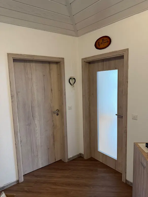 Zwei Holzdekor-Türen mit Glaseinsatz in einem Flur
