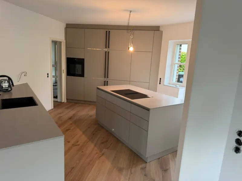 Küche in Taupe mit Kochinsel, Hochschrank und Eichenboden