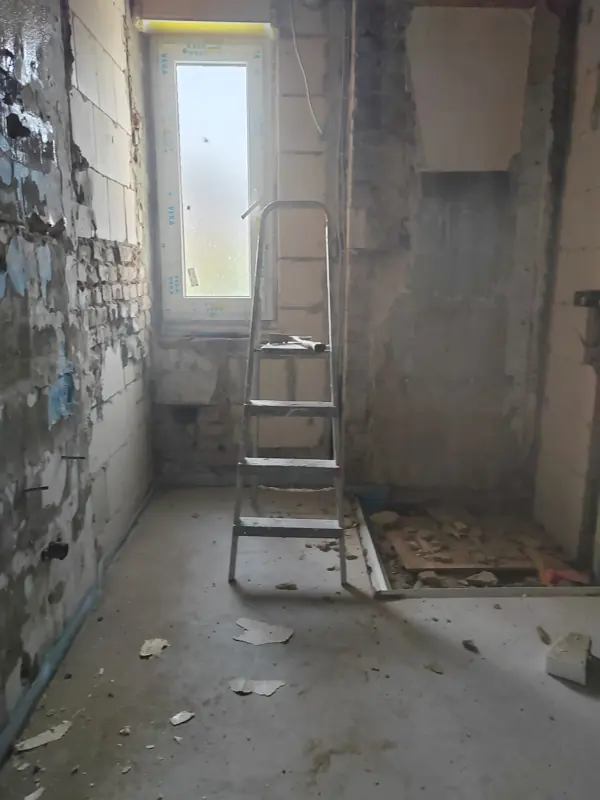 Rückbau in einem Bad mit freigelegten Wänden