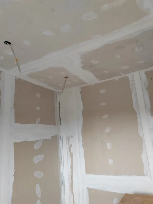 Verspachtelte Gipskartonwände und Decke in einem Raum