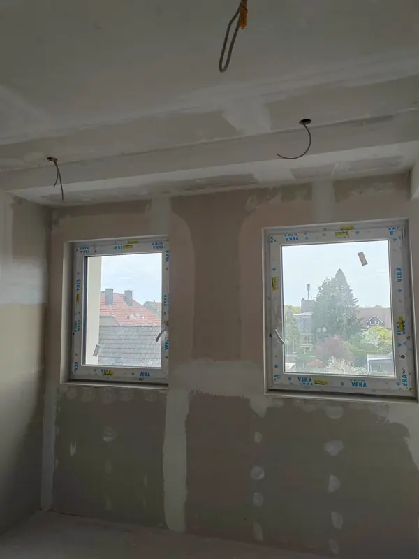 Zwei neue Fenster in einem Zimmer