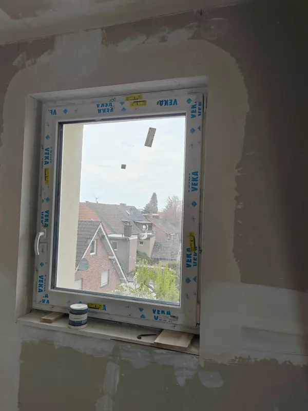 Neu eingebautes Fenster mit Blick auf die Nachbarschaft