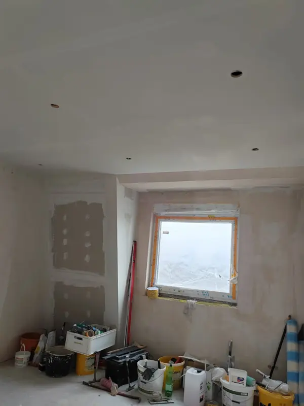 Fenster in einem Raum mit Gipskarton