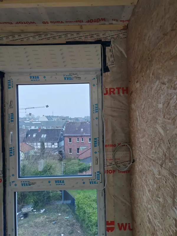 Fenster mit Dichtfolie im Dachausbau