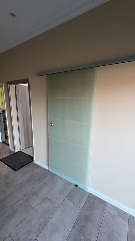 Glasschiebetür in einem Flur