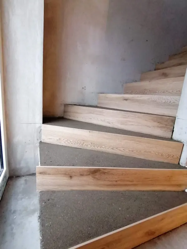 Treppenstufen aus Eiche vor dem Verlegen