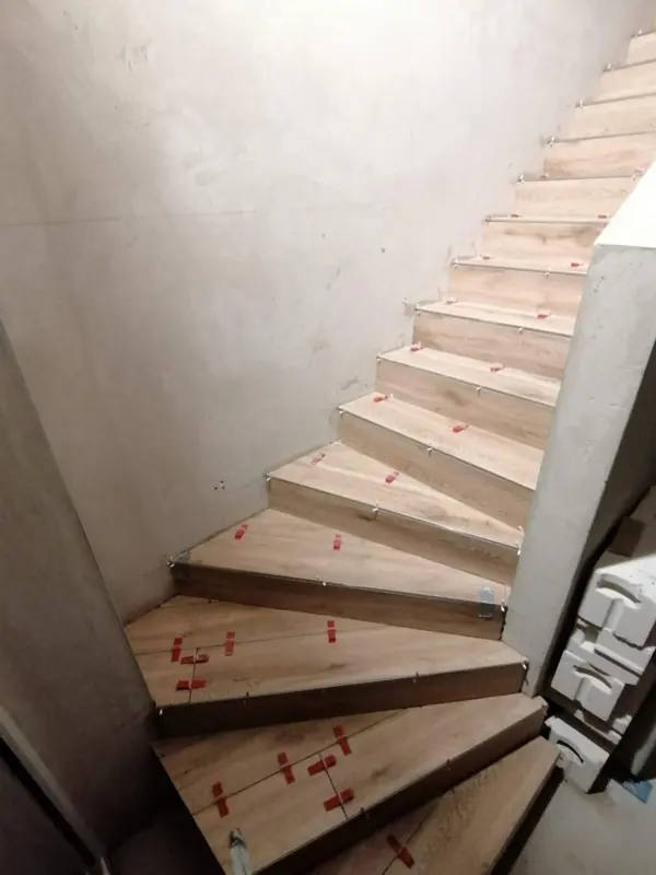 Betontreppe mit Stufen in Eichenoptik