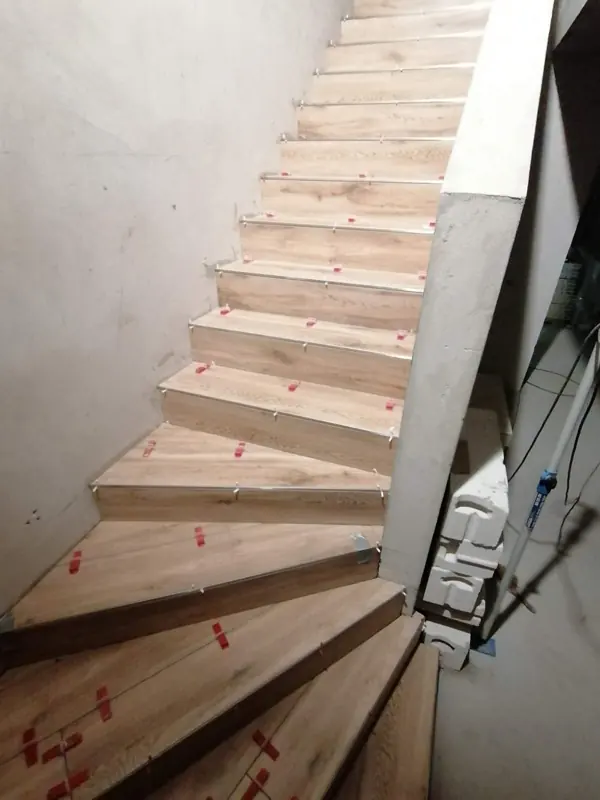 Treppe mit neuen Stufen in Eichenoptik von oben